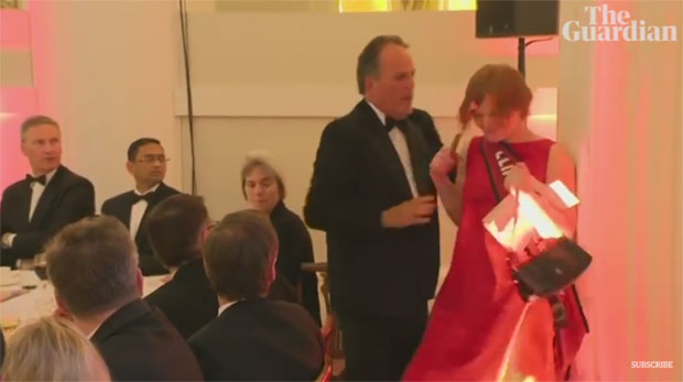 Конзервативац под истрагом због гурања демонстранта (Видео)