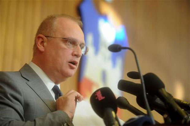 ВЕСИЋ: Грађани не излазите напоље током олује;  Све градске службе у приправности