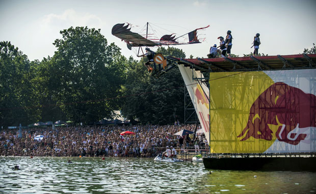 СПЕКТАКЛ НА АДИ: Aкробације изнад језера