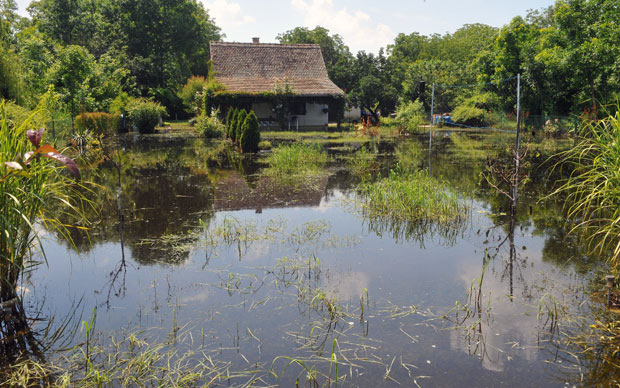 У кућама вода и отпад до колена