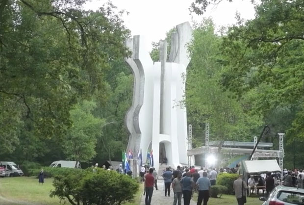 ДАН АНТИФАШИСТИЧКЕ БОРБЕ У ХРВАТСКОЈ: Пуштао Томпсонове песме и уринирао по споменику борцима НОР-а