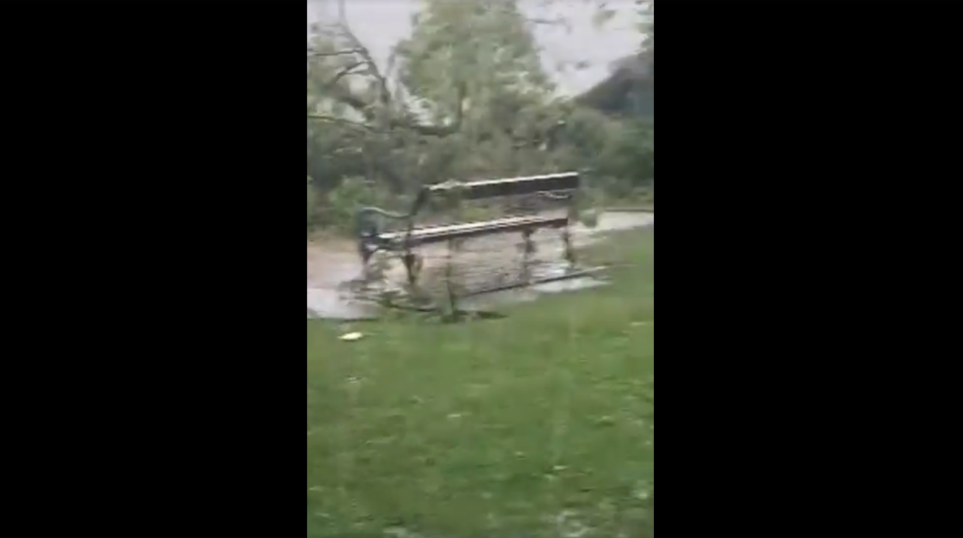 СТРАВИЧНО НЕВРЕМЕ У ХРВАТСКОЈ ИДЕ КА СРБИЈИ: Особа повређена у пожару након удара грома; У Сиску олуја рушила и чупала стабла из корена (ВИДЕО)