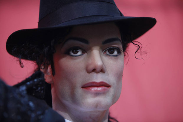 Истражитељи открили које су бизарне ствари нашли поред мртвог Мајкла Џексона