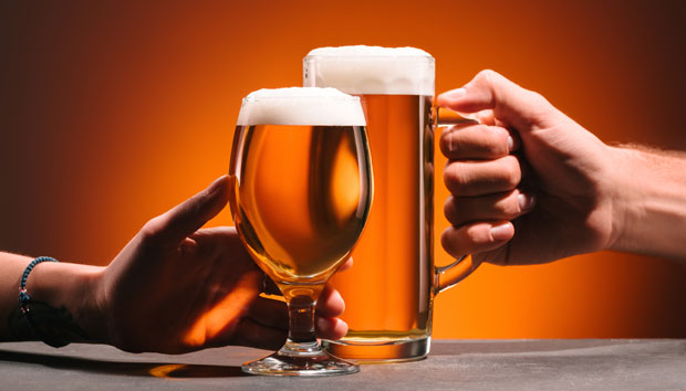 Морао да се изјасни као жена да би добио јефтиније пиво