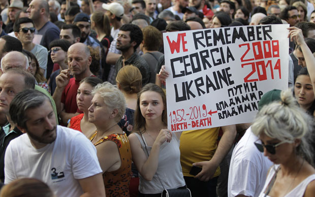 Желе туристе окупаторе