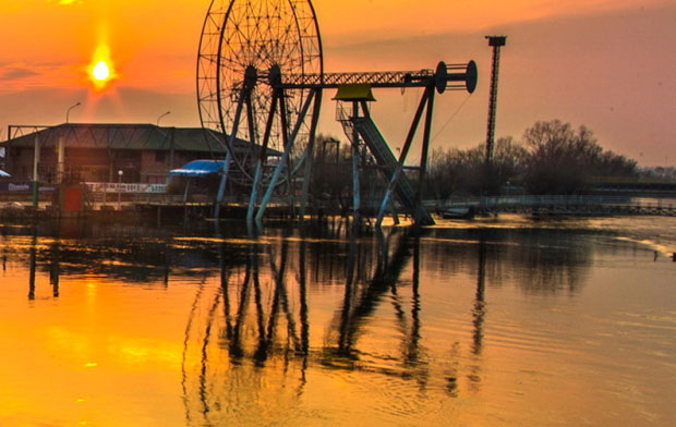 НОЋНО КУПАЊЕ ОКОНЧАНО ТРАГЕДИЈОМ: Скочио с тобогана и утопио се! 

