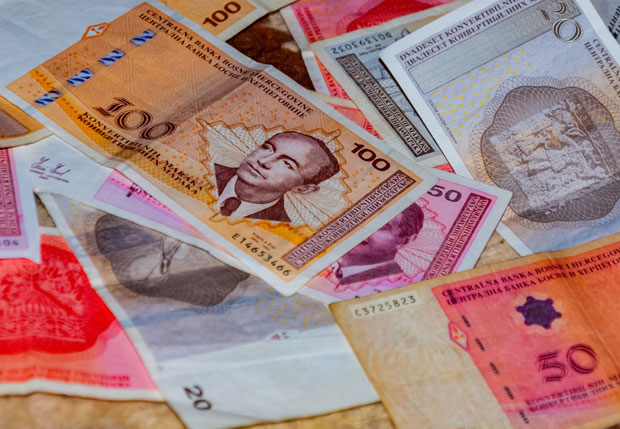 РС: Просечна нето плата први пут изнад 900 KM