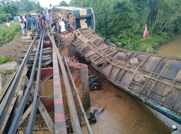 Исклизнуо воз из шина, пет погинулих, више од 100 повређених (ФОТО/ВИДЕО)