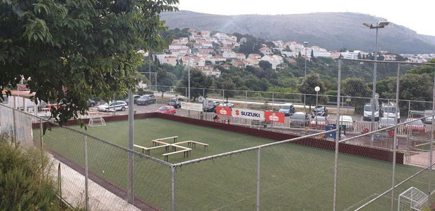  Дубровник: Кукасти крст од клупа на терену за мали фудбал