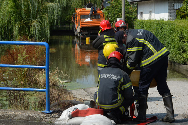 Ватрогасци имали више од 80 интервенција, спасавали људе из подрума