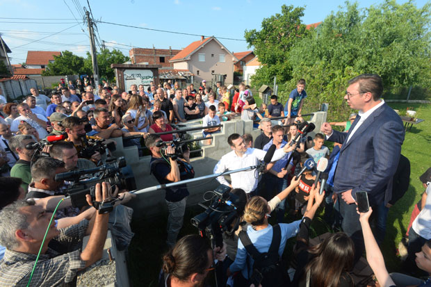 ВУЧИЋ ОБИЛАЗИ ПОПЛАВЉЕНЕ ДЕЛОВЕ БЕОГРАДА: Нећемо само да шминкамо, направићемо канализацију, мене држите за реч