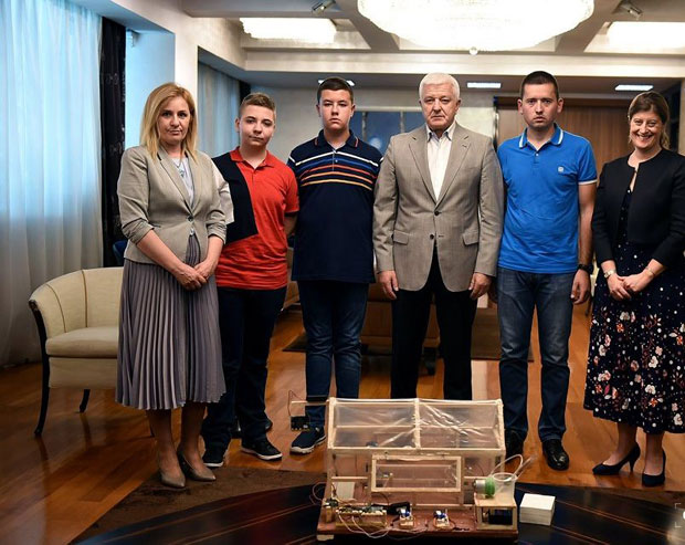 Пластеник одржава рачунар