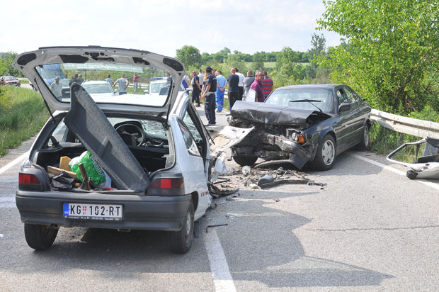 ПОВРЕЂЕНЕ ЧЕТИРИ ОСОБЕ: Саобраћајна несрећа у Губеревцу на путу Краљево-Крагујевац (ФОТО)