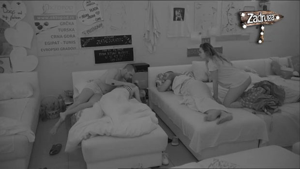 УЗБУНА У “ЗАДРУЗИ”: Надежда усред ноћи вриштала “Немој да ме бијеш!” (ВИДЕО)