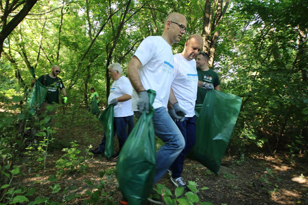 Вучевић и Галић с грађанима чистили обалу Дунава