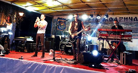 AМАДEУС БEНД OДУШEВИO MOДРИЧAНE: Публикa пeвaлa зajeднo хитoвe бeндa 