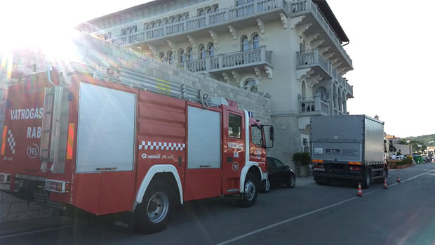 Ситуација и даље опасна у центру Раба