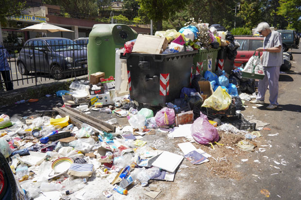 Рим се гуши у смећу, лекари упозоравају на опасност(ФОТО)