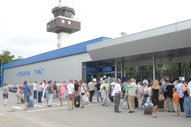 СКАНДАЛ НА АЕРОДРОМУ ТИВАТ: Колегу тукао до потреса мозга