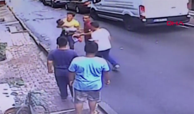 НЕВЕРОВАТАН СНИМАК: У последњем тренутку ухватио дете које је пало кроз прозор (ВИДЕО)