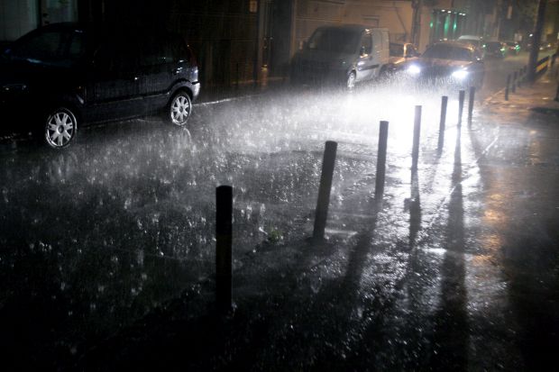 Олуја протутњала Београдом, дувао јак ветар, срушена стабла, делови града били без струје, РХМЗ издао хитно упозорење за Бачку и север Срема! (ВИДЕО)