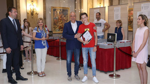 Градоначелник ђацима генерације уручио дарове