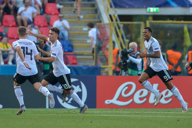 Млади фудбалери Немачке и Шпаније у финалу ЕП