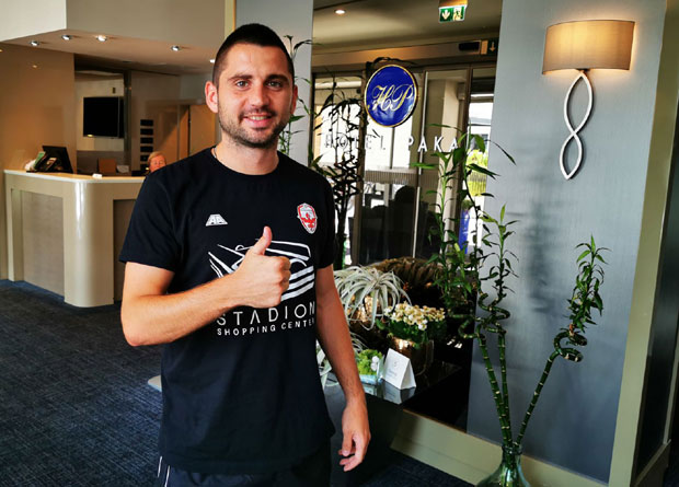 ВОЖДОВАЦ СЕ НЕ ШАЛИ: Живковић на крову