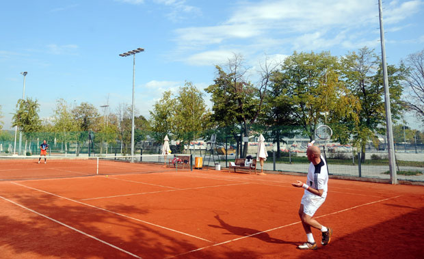 Заталасало се око терена