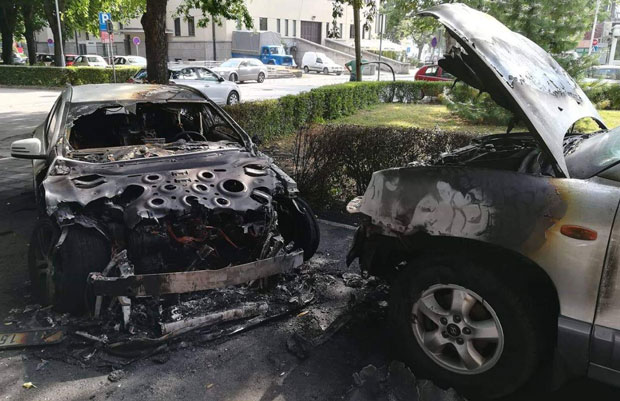 У центру Ниша изгорела два аутомобила (ФОТО)