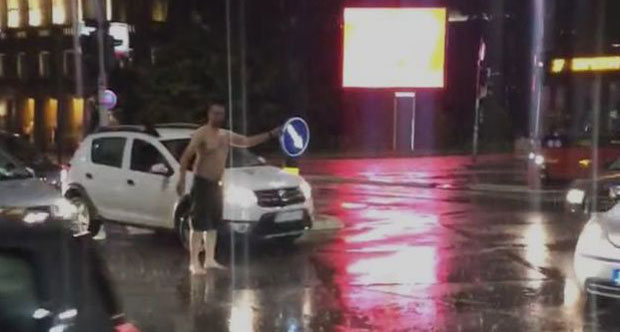  Мушкарац го до паса регулисао саобраћај у центру Београда (ФОТО/ВИДЕО)