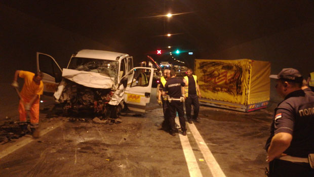 СТРАВИЧАН УДЕС У ТУНЕЛУ СТРАЖЕВИЦА: Чеони судар два комбија, једна особа погинула, шесторо повређених, блокиран саобраћај (ФОТО/ВИДЕО)