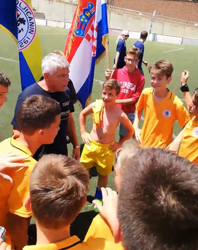 ОД МАЛИХ НОГУ: Хрватски дечаци урлали За дом спремни пред српским малишанима (ВИДЕО)