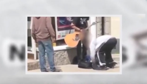 Снимљени док краду од слепог уличног музичара (ВИДЕО)