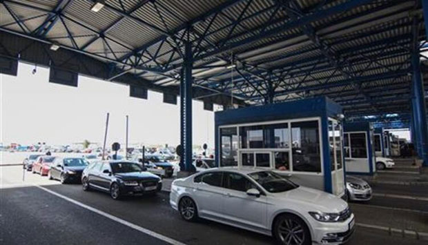 Сатима се чека на Хоргошу, Прешеву и Батровцима, на већини прелаза километарске колоне