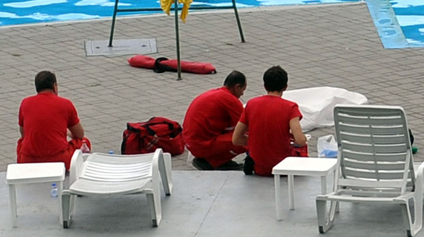 Посвађали се због реда на скакаоници, па избо ножем двојицу мушкараца!