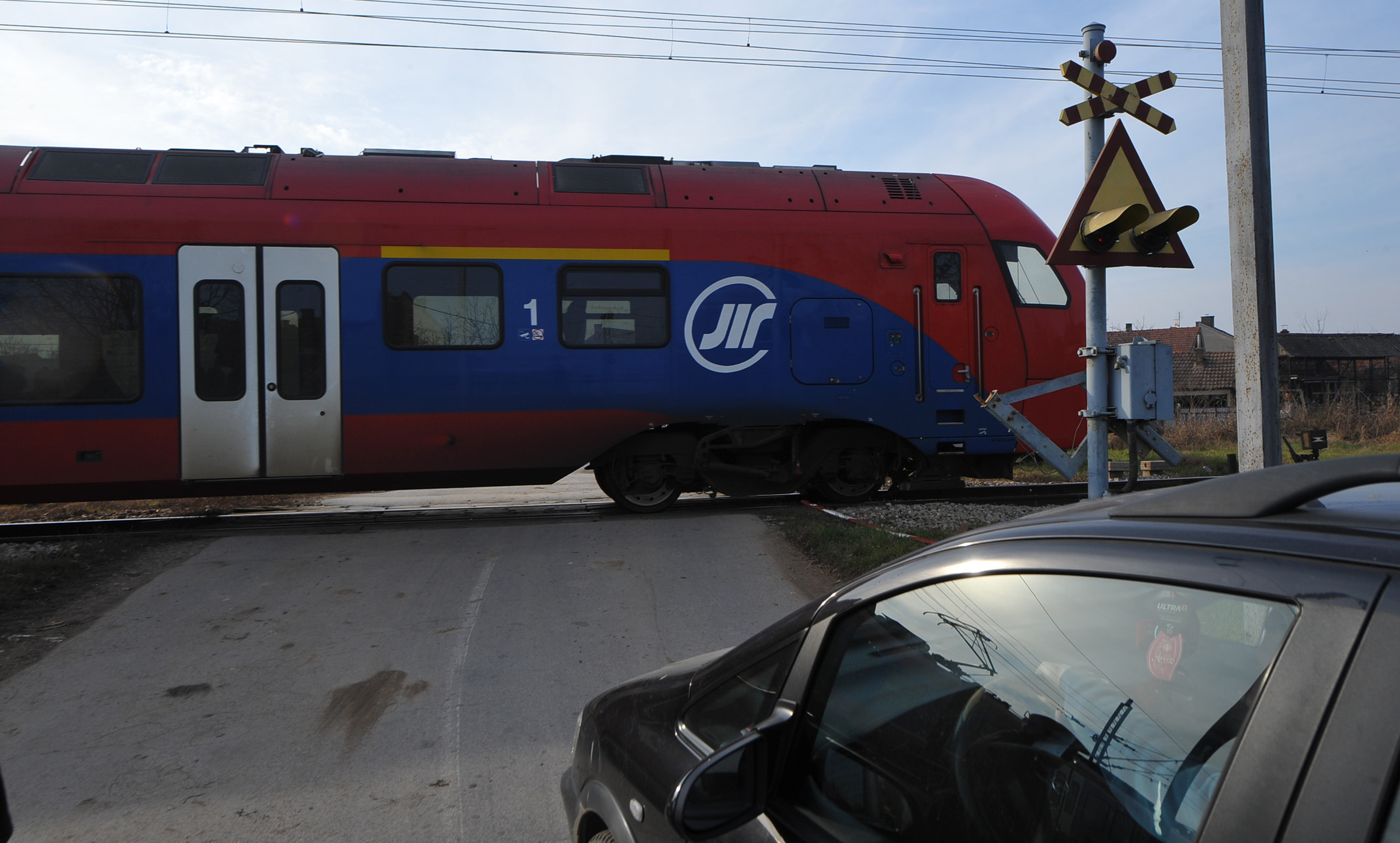 Воз налетео на ауто, повређен возач аутомобила!