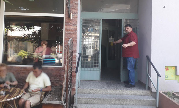 СУДБИНА НОВИНАРА „НОВОСТИ“: Већ 15 година ни корак без полицајаца!