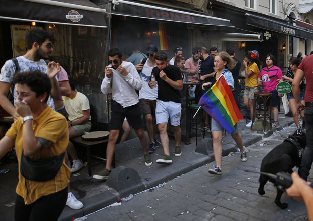 Полиција сузавцем растерала учеснике забрањене параде поноса у Истанбулу