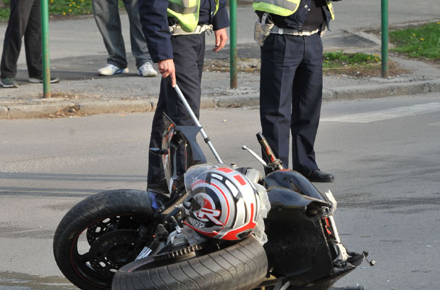 НЕСРЕЋА КОД ПАРАЋИНА: Мотоциклиста се закуцао у камион