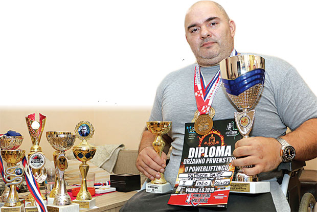 ЗБОГ ТРОПСКЕ БАКТЕРИЈЕ ОСТАО БЕЗ НОГУ: Раде јачи и од живота