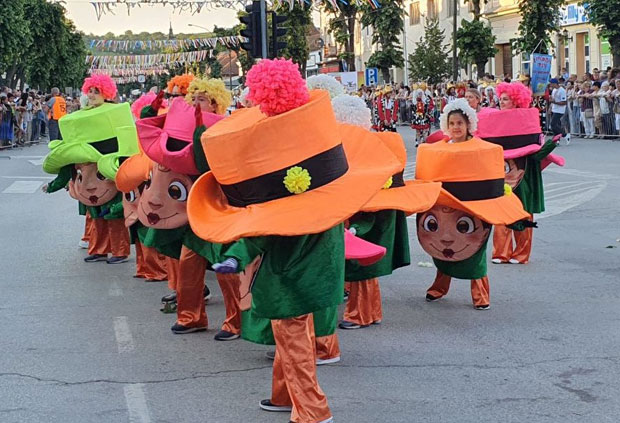 БЕЛОЦРКВАНСКИ КАРНЕВАЛ: Одушевиле маске и тиркизна језера