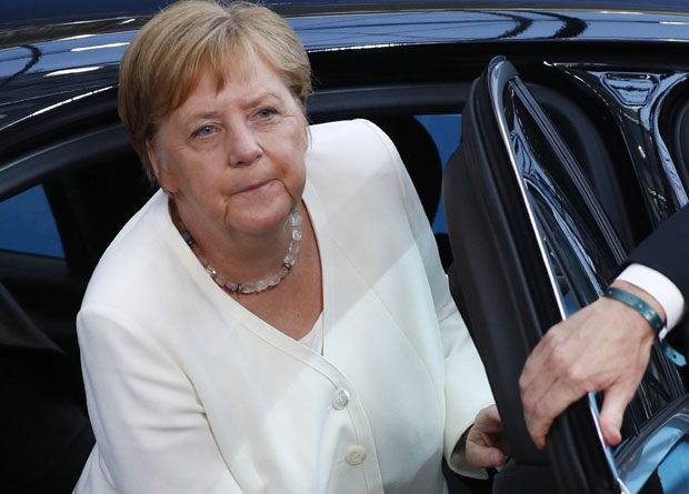 МЕРКЕЛОВА ЖЕСТОКО НАПАДНУТА, САСТАНАК ПРЕКИНУТ: Шта се то дешавало иза кулиса самита у Бриселу?