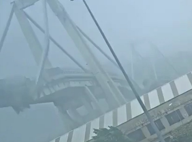 ПОГЛЕДАЈТЕ: Невиђен снимак урушавања моста у Ђенови (ВИДЕО)