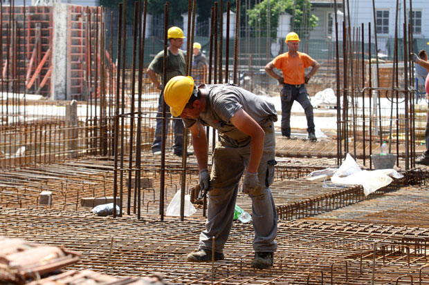 МИНИСТАРСТВО АПЕЛУЈЕ: Послодавци да обуставе рад у најтоплијем делу дана