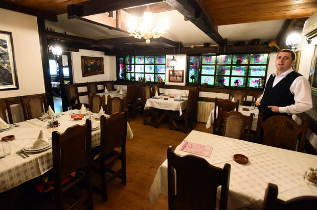 ОДЛАЗАК МОМИРА БУЛАТОВИЋА: Остао празан сто најдражег госта 