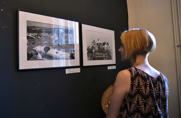 СЕЋАЊЕ НА НАТО АГРЕСИЈУ: Изложба фотографија у установи културе Стари град (ФОТО)