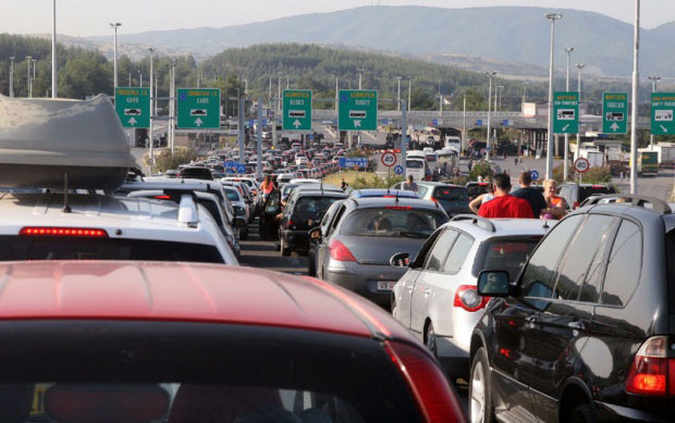 ВОЗАЧИ ОПРЕЗ: Очекују се гужве на граници, АМСС препоручује алтернативне прелазе