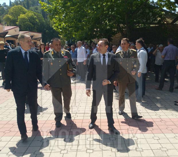 Хиљаде грађана одале пошту Момиру Булатовићу, делегацију Србије предводи Вулин (ФОТО)