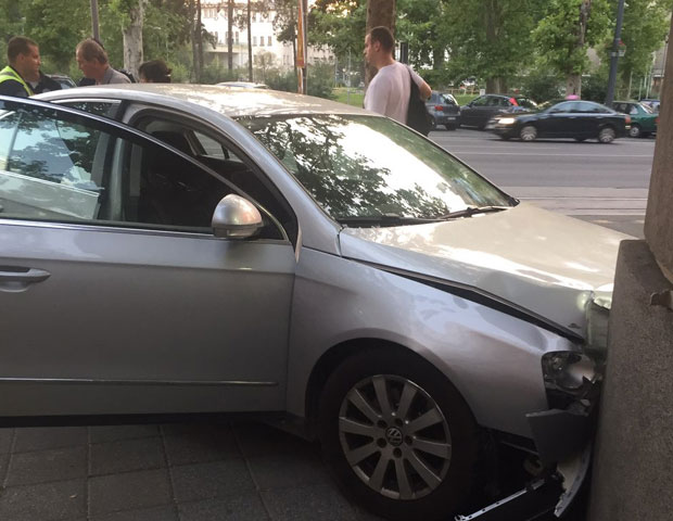 ПОГЛЕДАЈТЕ: Аутомобилом улетео у апотеку (ФОТО)